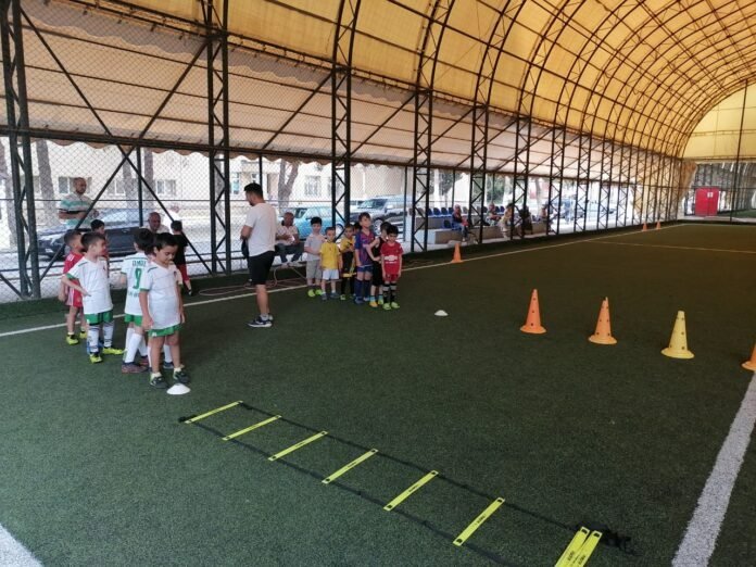 Usaq-futbol-məktəbi-usaq-futbolu-детский-футбол-футбольная-школа-Cocuk-futbolu-Kids-in-football-696x522