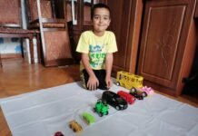 Uşaq maşın oyunu / Çocuk araba videosu / Kids playing with toy cars / Ребенок играет машинками