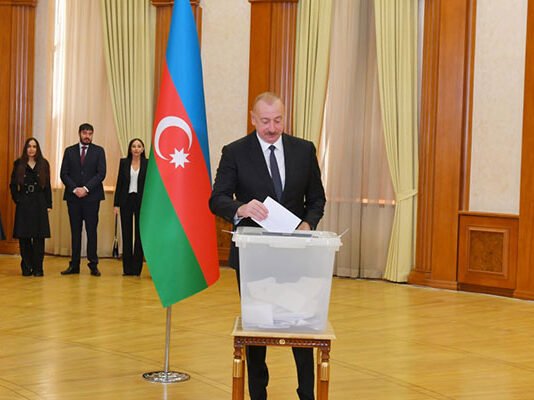Prezident İlham Əliyev, birinci xanım Mehriban Əliyeva və ailə üzvləri Xankəndidə səs veriblər – Video