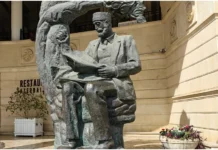 Həsən bəy Zərdabinin İçərişəhərdəki heykəlinin yerinin dəyişdirilməsi təklif olunur hesen-bey-zerdabi