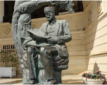 Həsən bəy Zərdabinin İçərişəhərdəki heykəlinin yerinin dəyişdirilməsi təklif olunur hesen-bey-zerdabi
