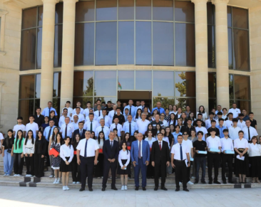 Zərdabda yüksək bal toplayan tələbələrlə görüş keçirilib – Foto